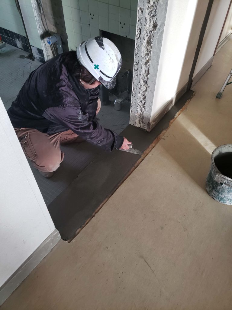 左官工事施工中